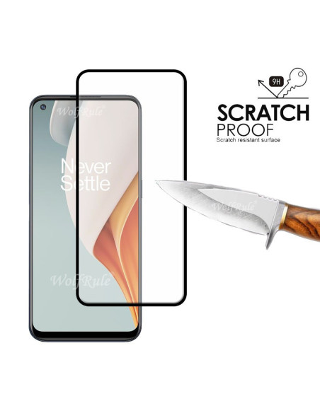 OnePlus Nord N100 med härdat glas och kniv som visar repmotstånd