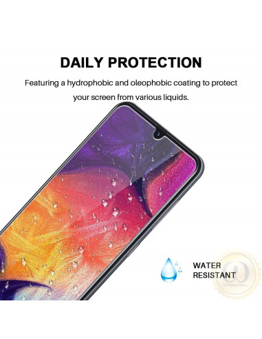 Detaljvy av Samsung A02s med härdat glas som visar skärmens hydrophobiska beläggning