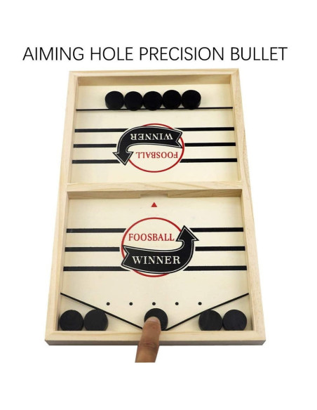 SlingPuck brädspel med puckar och mittlinje, vy med fokus på målet och en spelare som skjuter