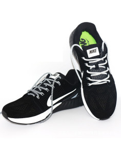 Svarta sneakers med elastiska skosnören och reflexer, sedd från sidan