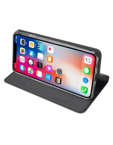 iPhone XR flipfodral i svart, monterat med telefon och öppet lock, sett snett framifrån