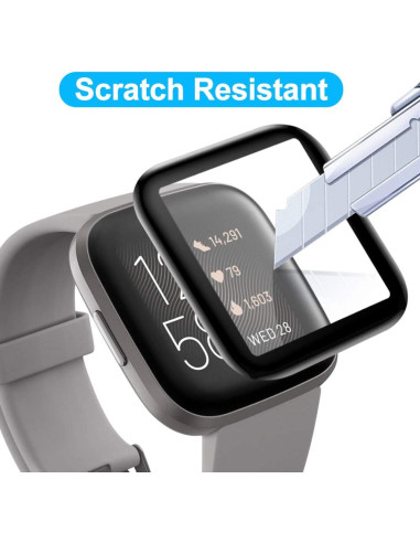 Närbild av Fitbit Sense med skärmskydd som visar repmotstånd