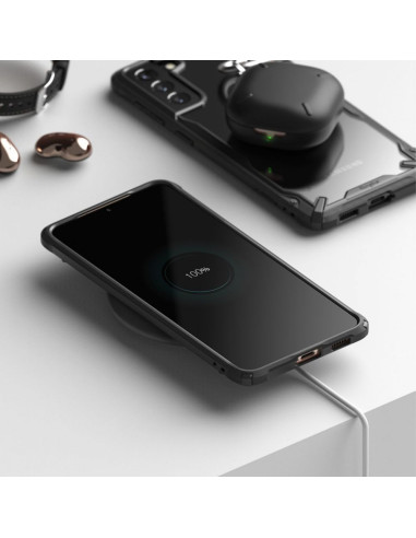 Samsung S21 Plus med Ringke Fusion X skal, placerad på en trådlös laddare