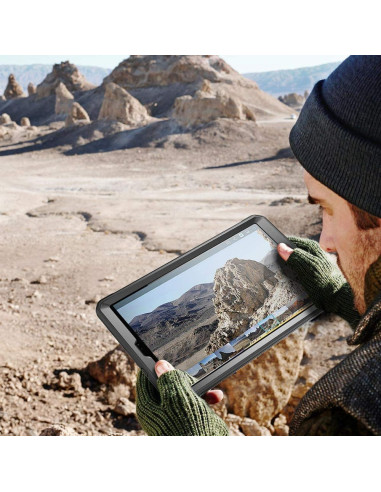 Samsung Tab A 10.1 i stöttåligt skal, använd av person utomhus med berg i bakgrunden