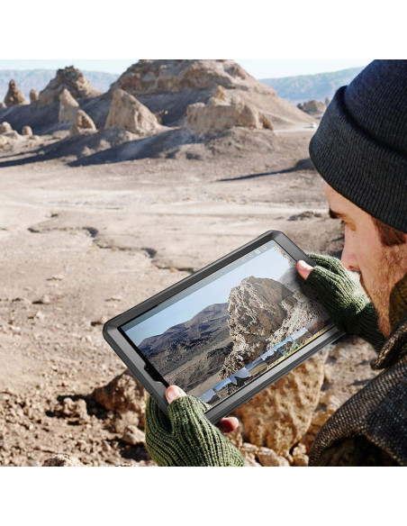 Samsung Tab A 10.1 i stöttåligt skal, använd av person utomhus med berg i bakgrunden