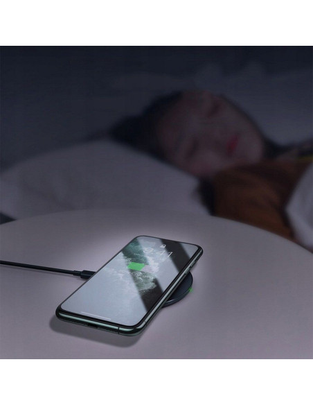 Qi trådlös laddare med smartphone som visar laddningsstatus, sedd ovanifrån