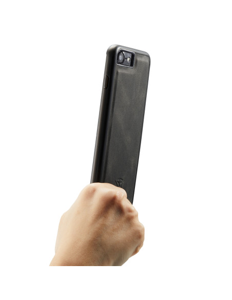 Svart stöttåligt iPhone 7-skal med magnetisk korthållare, hålls i handen med korthållaren stängd