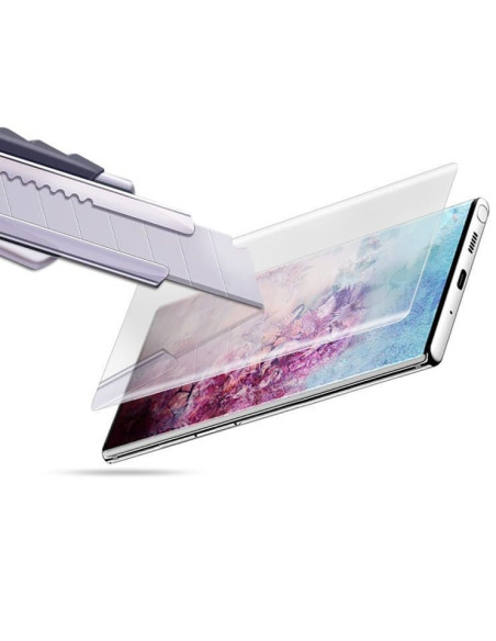 Närbild av transparent skärmskydd som appliceras på Samsung S20 Plus