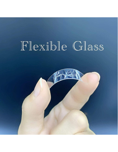 Närbild av flexibelt linsskydd i härdat glas för Google Pixel 4a, hålls mellan fingrarna