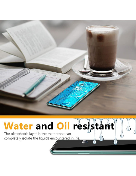OnePlus 9 med härdat glas, placerad på ett bord med en kopp kaffe och en bok i bakgrunden