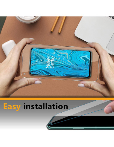 OnePlus 9 med härdat glas, visad under installation med händer som håller skärmen