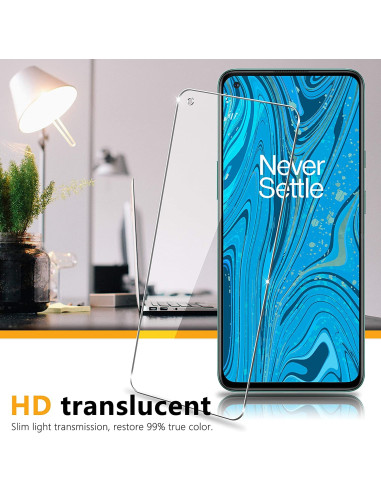 Närbild av OnePlus 9 med transparent härdat glas monterat, visar skärmen tydligt