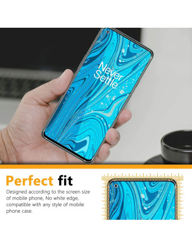 OnePlus 9 med härdat glas i hand, visar skärmen och passformens detalj