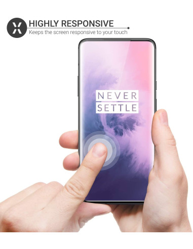 Närbild av OnePlus 9 med härdat glas, visar skärmens responsivitet och klarhet
