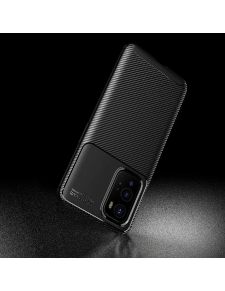 OnePlus 9 Pro skal i svart karbonfiber, visat snett ovanifrån med fokus på textur