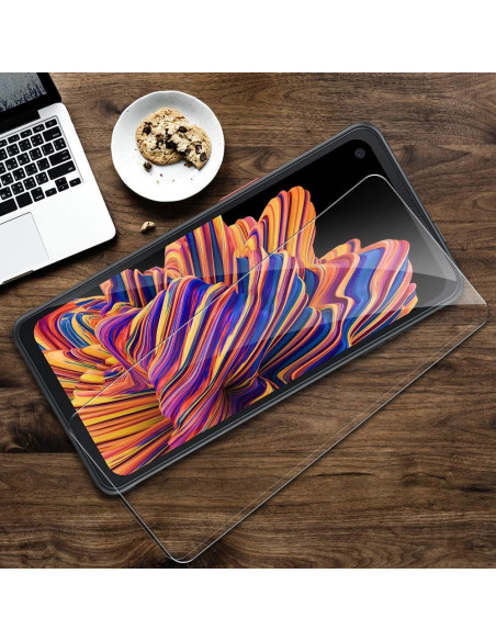 Härdat glas för Samsung xCover 5, placerat på en telefon med färgglad skärm och laptop i bakgrunden