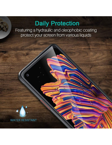 Samsung xCover 5 härdat glas, visat från sidan med färgglad skärm i bakgrunden