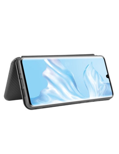 Huawei P30 Pro flipfodral med kolfiberdesign, sett bakifrån och uppfällt för visning