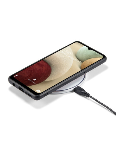 Samsung A12 med svart stöttåligt skal, placerad på en trådlös laddare, sett ovanifrån