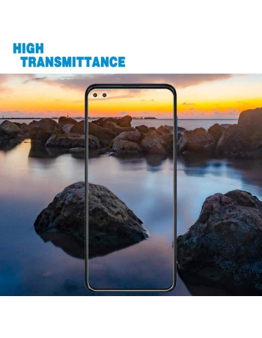 Motorola Moto G100 härdat glas med 2.5D kant, visat i en utomhusmiljö med vatten och stenar i bakgrunden