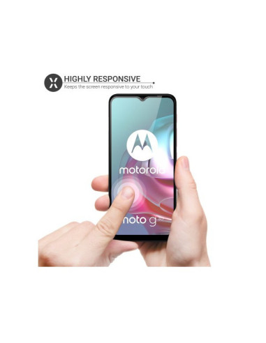 Närbild av Motorola Moto G30 med härdat glas, visat med fingertryck på skärmen