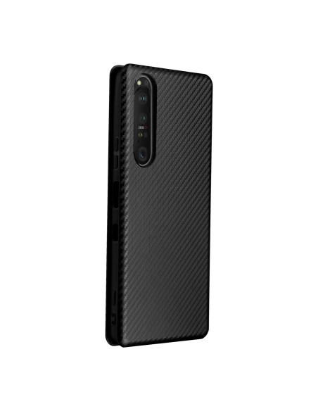 Xperia 1 III flipfodral med kolfiberdesign, vy från sidan som visar kamerautskärning