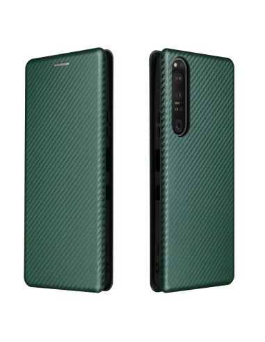 Grönt flipfodral för Xperia 1 III med kolfiberdesign, sett från sidan med kamerautskärning