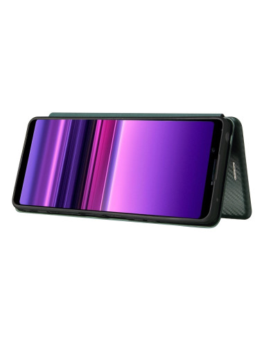Xperia 1 III flipfodral i grön kolfiberdesign, sett från sidan med öppen vy och telefon monterad