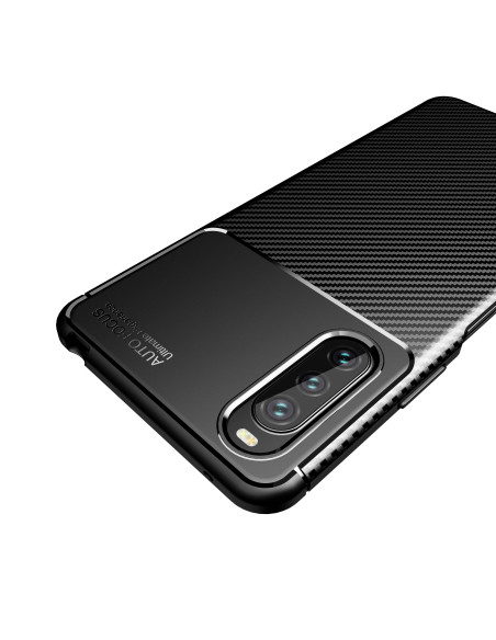 Xperia 10 III skal i karbonfiberdesign, sett snett bakifrån med fokus på kamerautskärningen