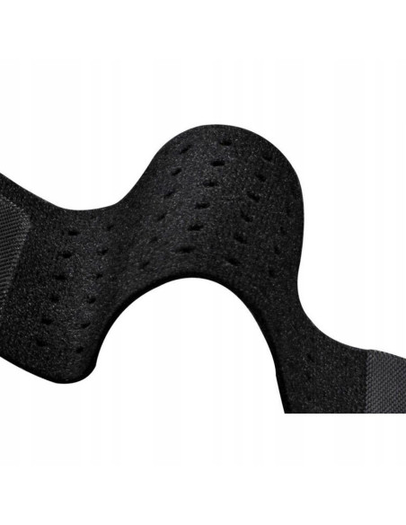Detaljvy av det svarta sportarmbandets justerbara rem med ventilationshål