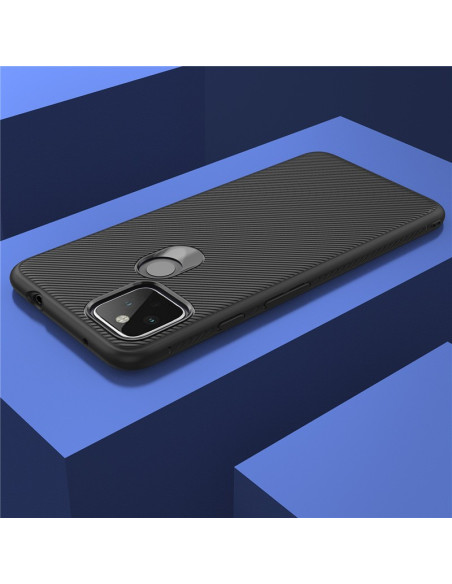Google Pixel 4a 5G skal i FullCarbon V3, vy från sidan med strukturerad yta och knappar