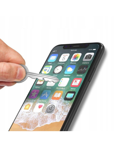 Närbild av Hofi Glass Pro+ skärmskydd som testas med en nyckel på en surfplatta