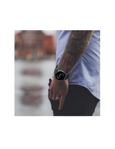 OnePlus Watch med Milanesisk loop armband på handled, visande klockans skärm och stil