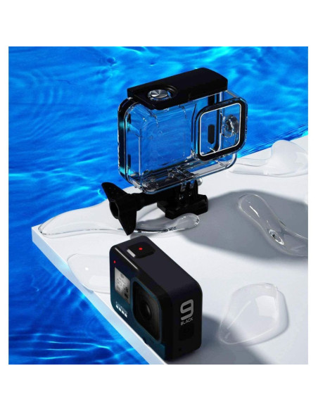 GoPro Hero 9 Black monterad i vattentätt skal, placerad på en yta med vattenreflektioner