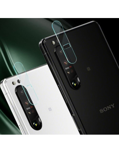 Detaljvy av flexibelt glaslinsskydd på Xperia 1 III i svart och vitt