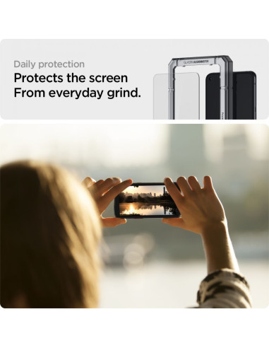Samsung Xcover 5 med installationsram för härdat glas, visad i användning utomhus