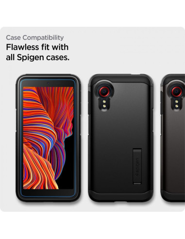 Samsung Xcover 5 med härdat glas och installationsram, visad från sidan med tydlig skärmutskärning