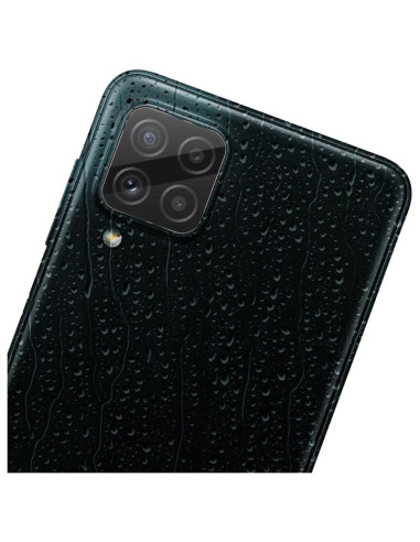 Detaljvy av Samsung A22 4G med kamera linsskydd och vattendroppar på ytan