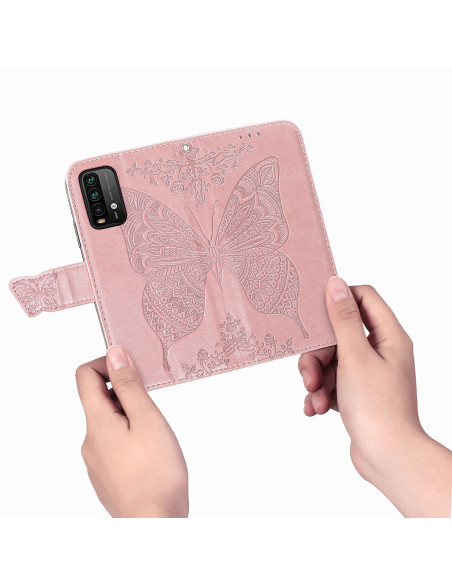 Närbild av rosa plånboksfodral med fjärilsmotiv, hålls i händer med smartphone insatt