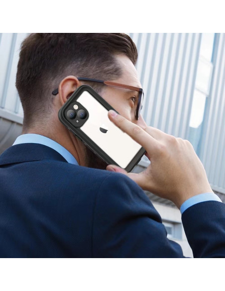iPhone 13 med heltäckande vattentätt skal, monterad på telefon och hålls mot örat