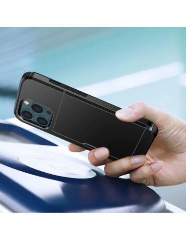 Svart iPhone 13 Pro skal med kortfack, hålls i handen och visas från baksidan