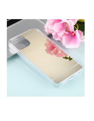 iPhone 13 Pro spegelskal i TPU, visad från sidan med reflekterande yta och blommor i bakgrunden