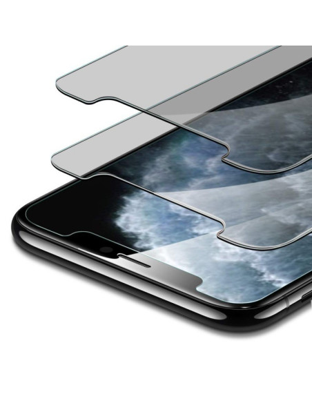Närbild av iPhone 13 Mini privacy-härdat glas som visar dess tunna design och passform