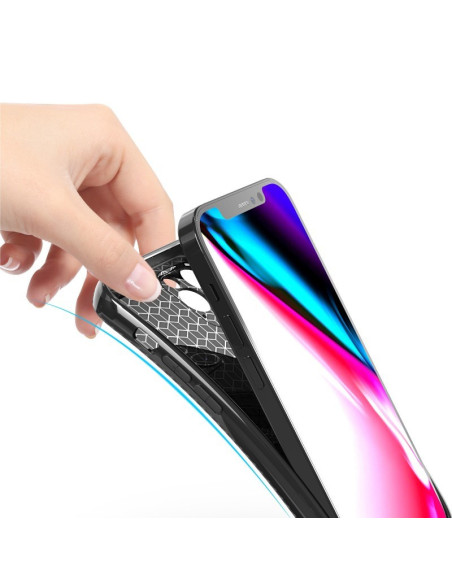 Närbild av iPhone 13 Pro Max FullCarbon V2-skal som tas av med fokus på insidan och texturen