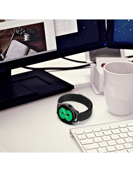 Samsung Galaxy Watch 4 med svart milanesisk loop armband, placerad på ett skrivbord med dator och kaffekopp bild 12