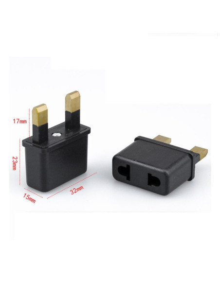 Detaljvy av reseadapter EU till UK med två kontakter