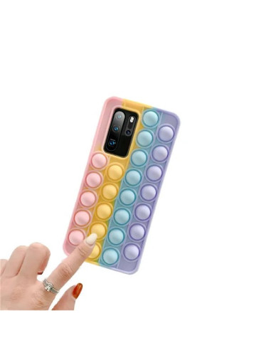 Fidget Pop-It skal för Huawei P30 med färgglada bubblor, sett från sidan med hand som trycker på en bubbla
