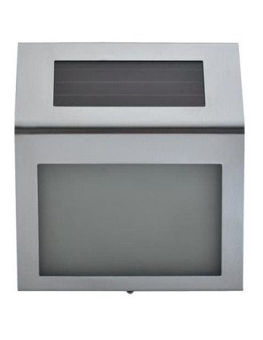 Framifrån vy av soldriven husnummerskylt med solpanel och genomskinlig front