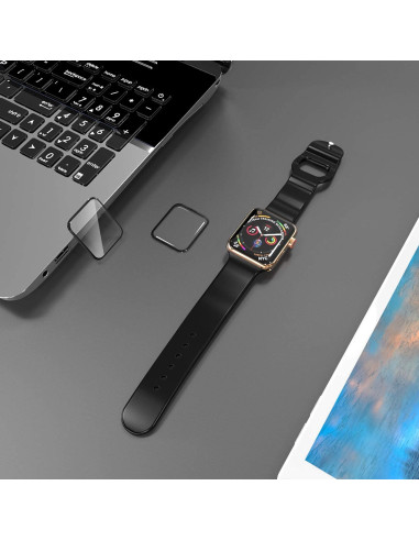 Apple Watch Series 7 41mm med 3D-flexibelt skärmskydd placerad på bord bredvid en laptop