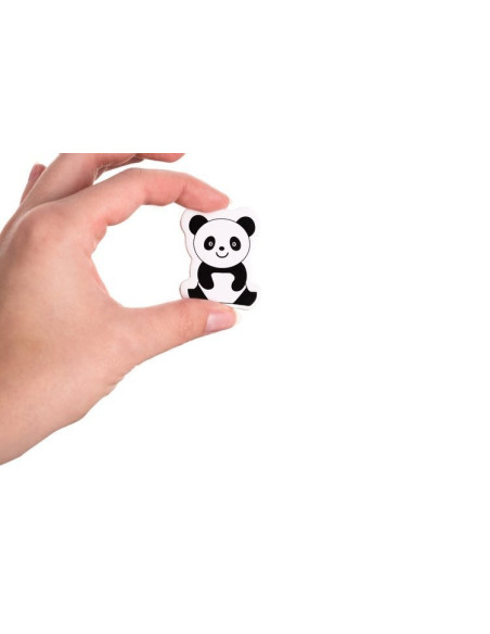 Hand som håller en panda-magnet med vit bakgrund